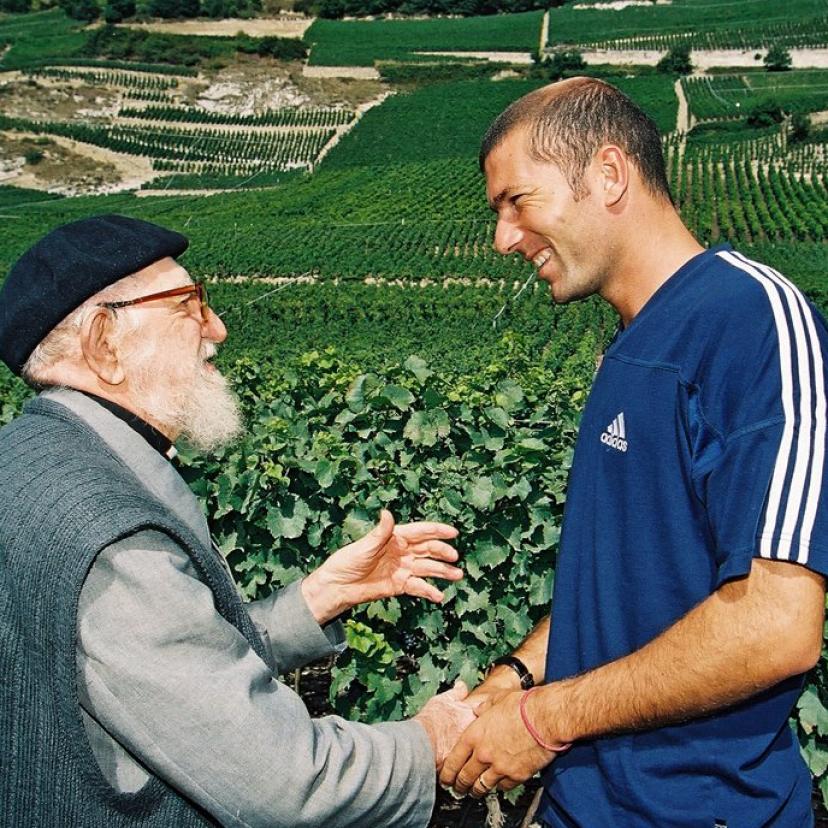 Rencontre entre Zinedine Zidane et l'abbé Pierre. - Emmaus Bourg Servas